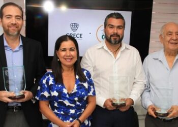 La Escuela de Negocios de ‘la Gabriel’ distinguió a CRE por su compromiso con la educación