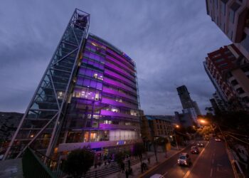 La Torre BCP en La Paz se iluminó de magenta en el Día de la Mujer