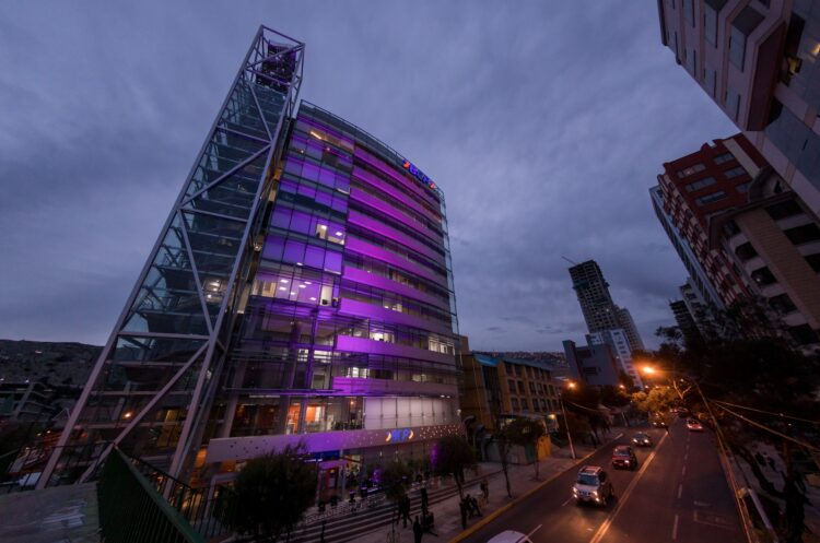 La Torre BCP en La Paz se iluminó de magenta en el Día de la Mujer