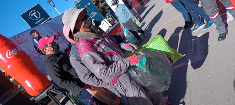 El 17 de mayo, en la ciudad de El Alto, Coca-Cola arrancó la iniciativa de promover el intercambio de botellas plásticas por envases retornables