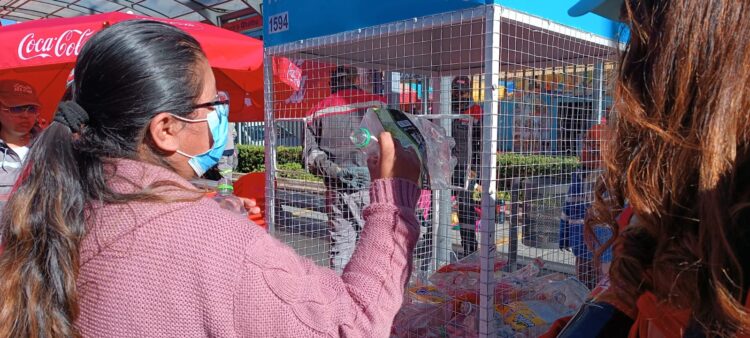 El 17 de mayo, en la ciudad de El Alto, Coca-Cola arrancó la iniciativa de promover el intercambio de botellas plásticas por envases retornables