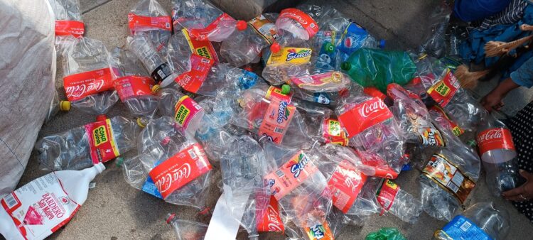 El 17 de mayo, en la ciudad de El Alto, Coca-Cola arrancó la iniciativa de promover el intercambio de botellas plásticas por envases retornables