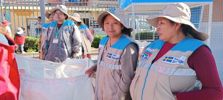 El 17 de mayo, en la ciudad de El Alto, Coca-Cola arrancó la iniciativa de promover el intercambio de botellas plásticas por envases retornables