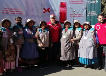 El 17 de mayo, en la ciudad de El Alto, Coca-Cola arrancó la iniciativa de promover el intercambio de botellas plásticas por envases retornables