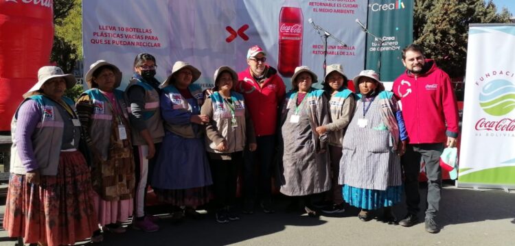 El 17 de mayo, en la ciudad de El Alto, Coca-Cola arrancó la iniciativa de promover el intercambio de botellas plásticas por envases retornables