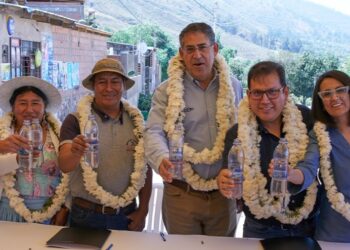 Agua SOMOS la marca de CBN y el Sindicato Agrario Taquiña entregan un tanque de agua para beneficiar a la OTB Taquiña Norte
