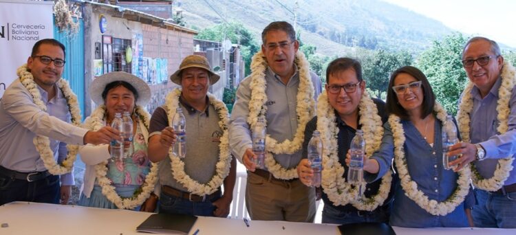 Agua SOMOS la marca de CBN y el Sindicato Agrario Taquiña entregan un tanque de agua para beneficiar a la OTB Taquiña Norte