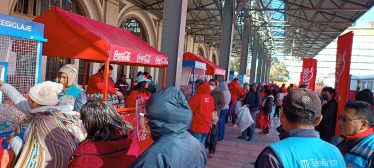 Coca-Cola realiza intercambio de empaques, una acción que promueve el reciclaje y beneficia a Recicladores