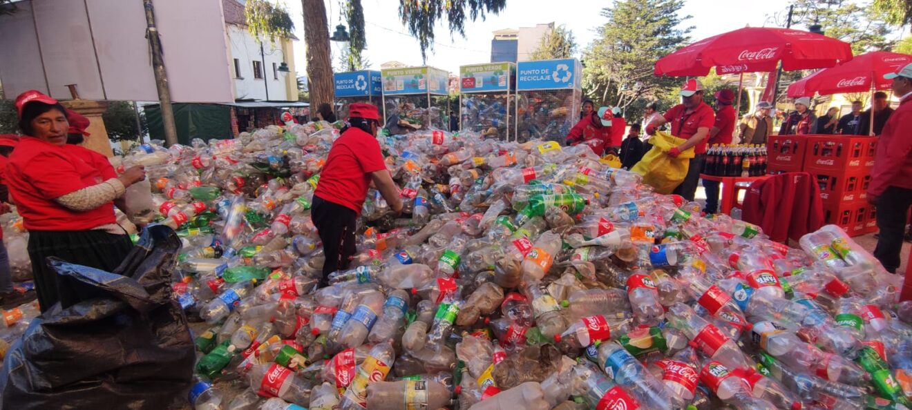 En 8 ciudades del país: Coca-Cola recupera 11,8 toneladas de botellas plásticas mediante el intercambio PET por Retornables