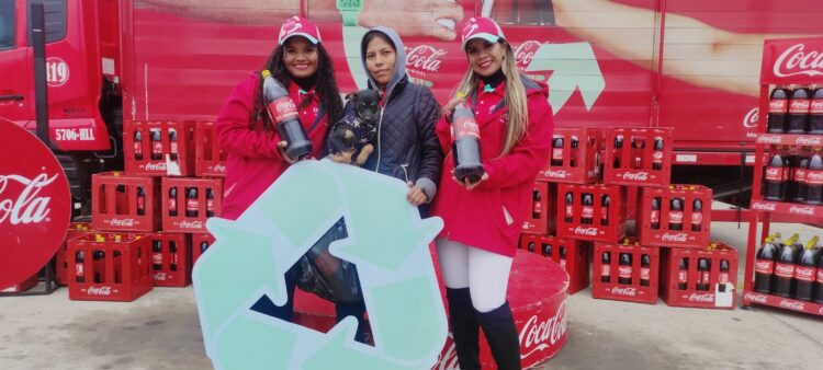 Coca-Cola realiza intercambio de empaques, una acción que promueve el reciclaje y beneficia a Recicladores