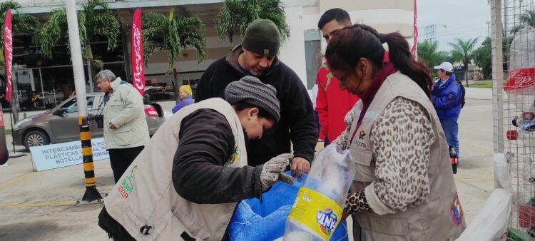 Coca-Cola realiza intercambio de empaques, una acción que promueve el reciclaje y beneficia a Recicladores