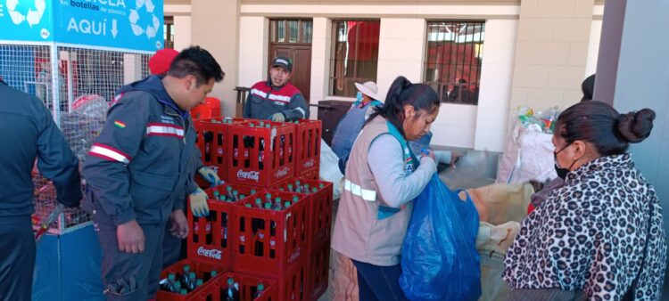 Coca-Cola realiza intercambio de empaques, una acción que promueve el reciclaje y beneficia a Recicladores