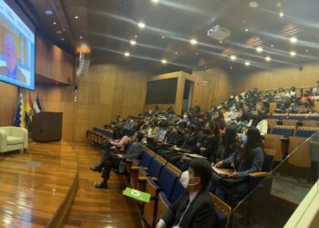 Estudiantes del Programa “Becas” del BMSC que estudian Gestión y Emprendimiento en la Escuela de la Producción y Competitividad de la UCB visitan CAF en Bolivia