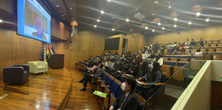 Estudiantes del Programa “Becas” del BMSC que estudian Gestión y Emprendimiento en la Escuela de la Producción y Competitividad de la UCB visitan CAF en Bolivia