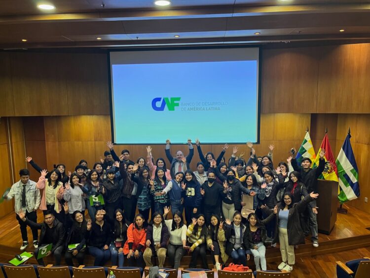Estudiantes del Programa “Becas” del BMSC que estudian Gestión y Emprendimiento en la Escuela de la Producción y Competitividad de la UCB visitan CAF en Bolivia