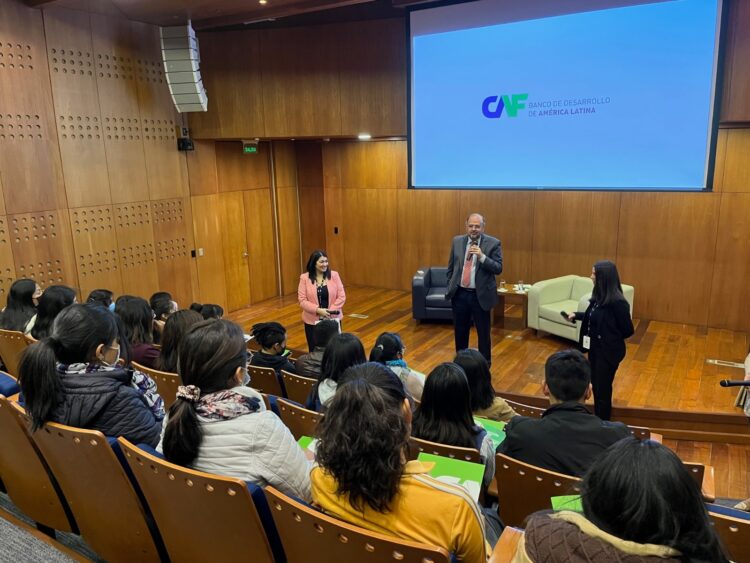 Estudiantes del Programa “Becas” del BMSC que estudian Gestión y Emprendimiento en la Escuela de la Producción y Competitividad de la UCB visitan CAF en Bolivia