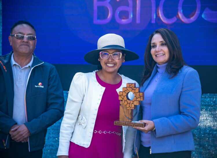 Niños y jóvenes alteños acceden a cursos gratuitos para interpretar instrumentos de cuerda