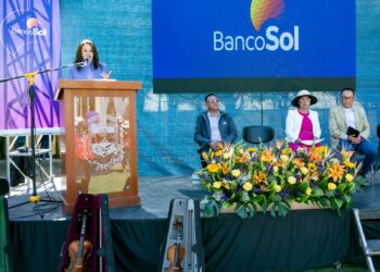 Niños y jóvenes alteños acceden a cursos gratuitos para interpretar instrumentos de cuerda