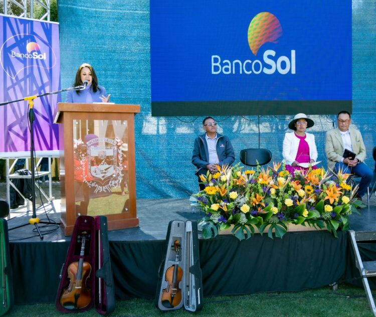 Niños y jóvenes alteños acceden a cursos gratuitos para interpretar instrumentos de cuerda
