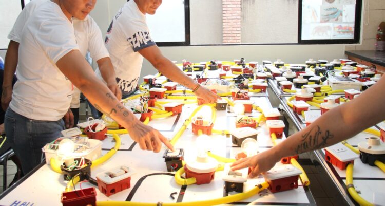 Curso de electricidad de CRE contribuye a cambiar la vida de personas con adicciones  