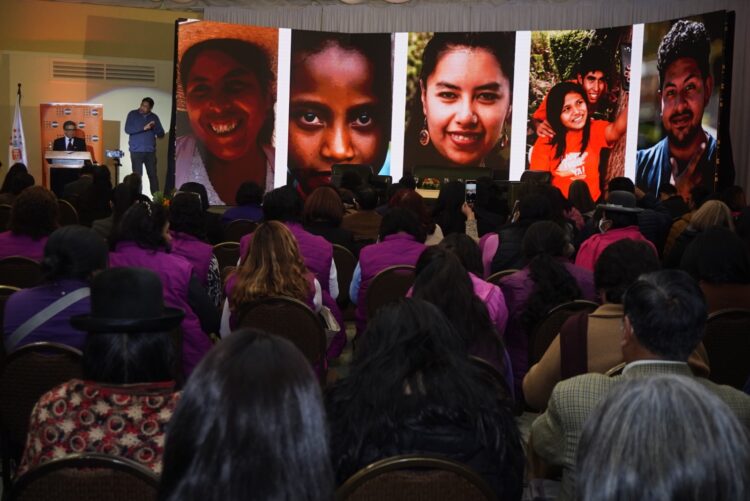 UNFPA: En el mundo, las mujeres representan el 49,7% en Bolivia, según el INE, 49.8%