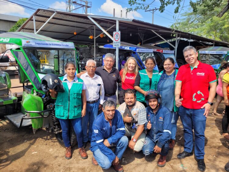 Recicladores de Santa Cruz fortalecen su labor con siete motocarros para la recolección de residuos
