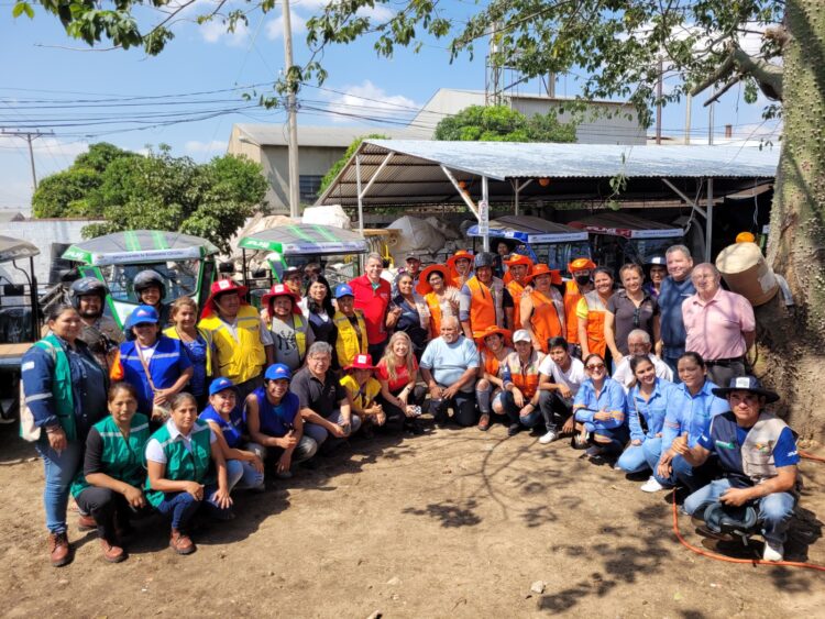 Recicladores de Santa Cruz fortalecen su labor con siete motocarros para la recolección de residuos