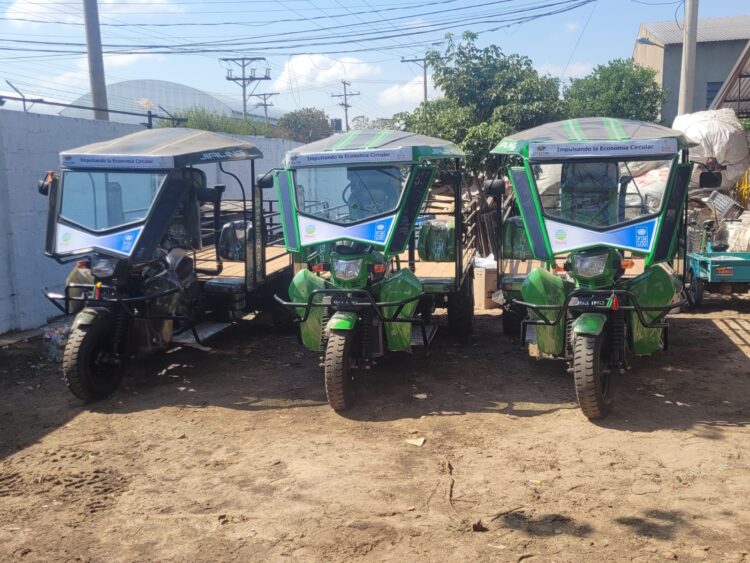 Recicladores de Santa Cruz fortalecen su labor con siete motocarros para la recolección de residuos