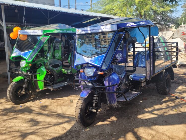 Recicladores de Santa Cruz fortalecen su labor con siete motocarros para la recolección de residuos
