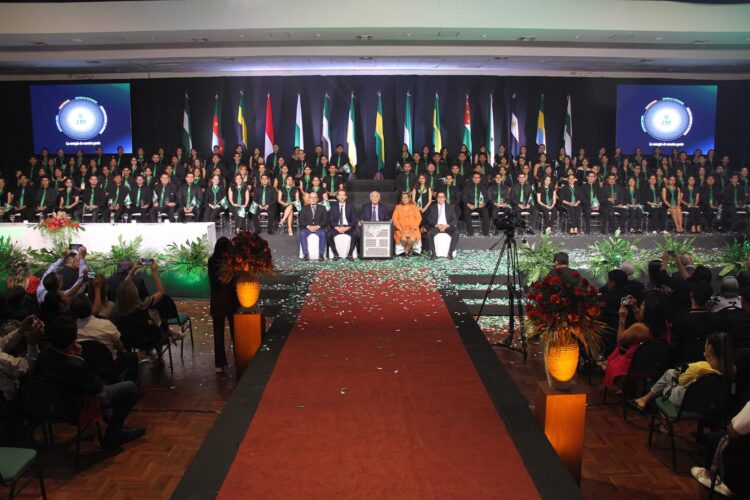 CRE R.L. presenta a 132 nuevos profesionales beneficiados con las Becas CREando Valor
