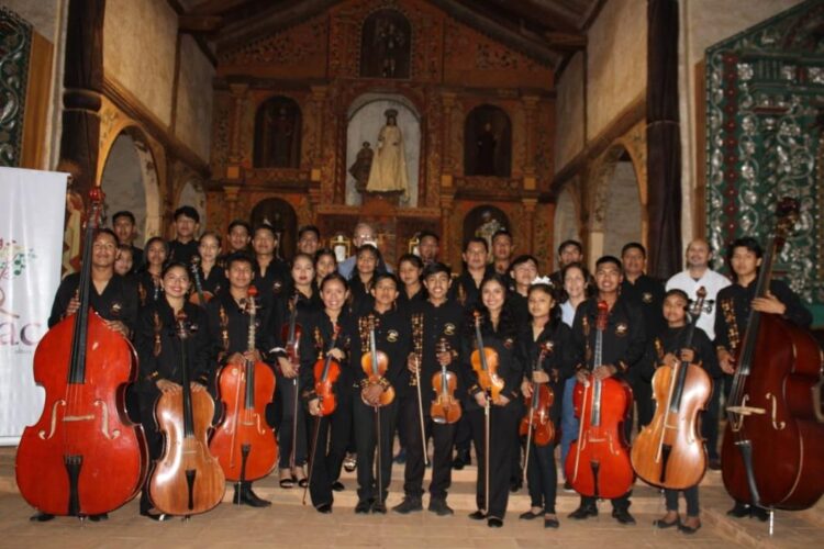 La orquesta de cuerdas de la Escuela de Música de Santa Ana de Velasco lleva el encanto de Bolivia a Madrid