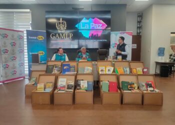 Banco BISA entrega a la alcaldía de La Paz 1.284 libros donados por sus colaboradores