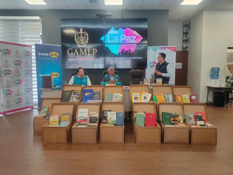 Banco BISA entrega a la alcaldía de La Paz 1.284 libros donados por sus colaboradores