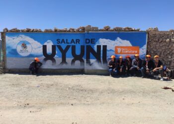 Banco Ecofuturo limpia y embellece el  turístico Cementerio de Trenes en Uyuni