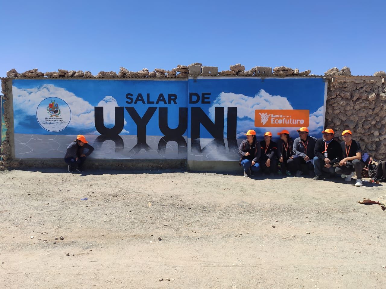 Banco Ecofuturo limpia y embellece el  turístico Cementerio de Trenes en Uyuni