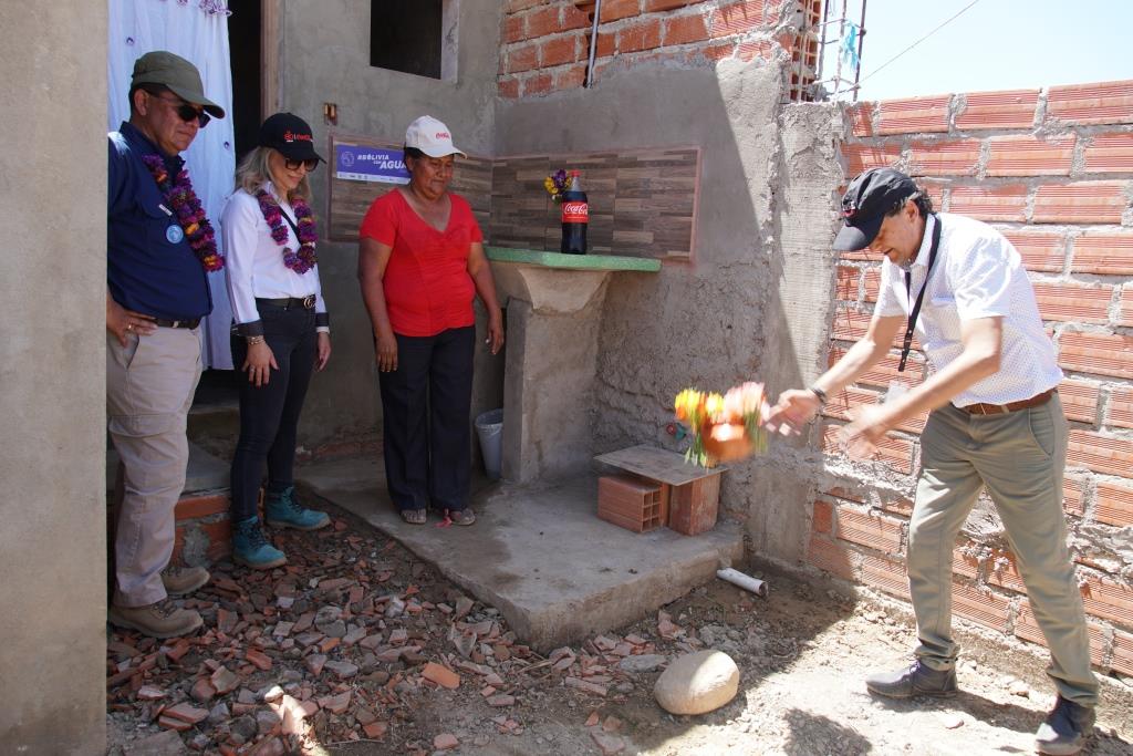 Familias de Sucre y Tarija celebran tener acceso al agua en sus hogares