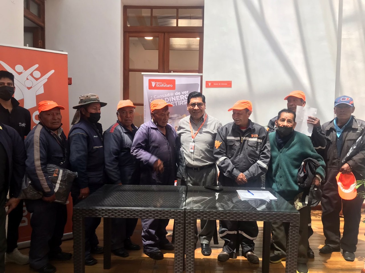  Lustrabotas de Oruro renuevan su vestimenta de trabajo con el apoyo de Ecofuturo