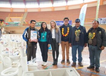 250 Familias de El Alto Reciben Baterías de Baño para sus Hogares