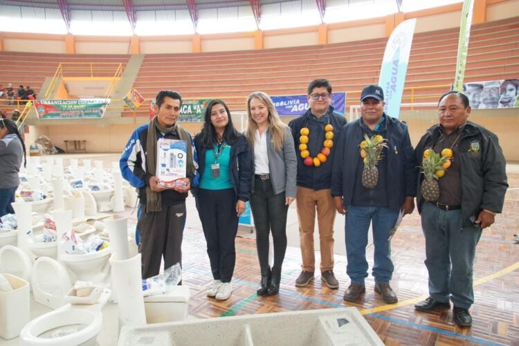 250 Familias de El Alto Reciben Baterías de Baño para sus Hogares