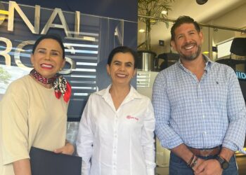 Nacional Seguros dona tablets para las promotoras comunitarias de Pro Mujer