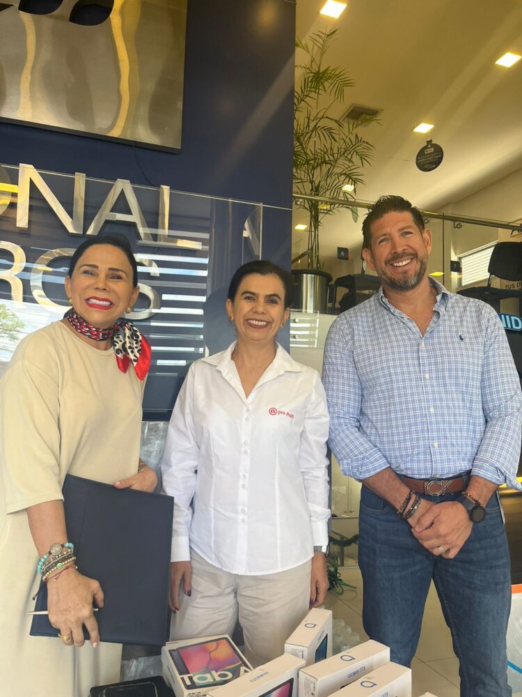 Nacional Seguros dona tablets para las promotoras comunitarias de Pro Mujer