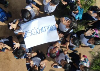Jóvenes de Bolivia están presentes en la COP28 exigiendo sus derechos a un medio ambiente limpio, saludable y sostenible