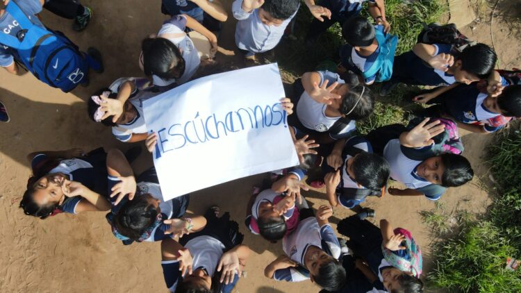 Jóvenes de Bolivia están presentes en la COP28 exigiendo sus derechos a un medio ambiente limpio, saludable y sostenible