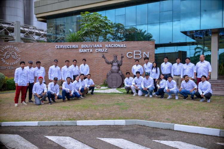 Un centenar de personas se gradúan como expertos cerveceros en Bolivia