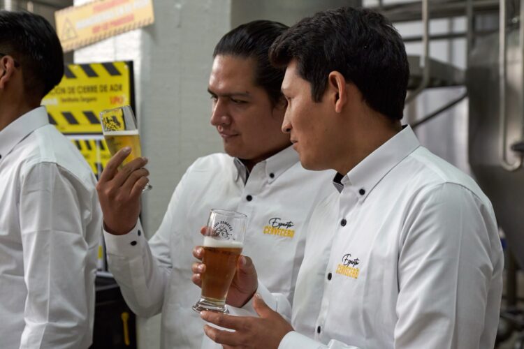 Un centenar de personas se gradúan como expertos cerveceros en Bolivia