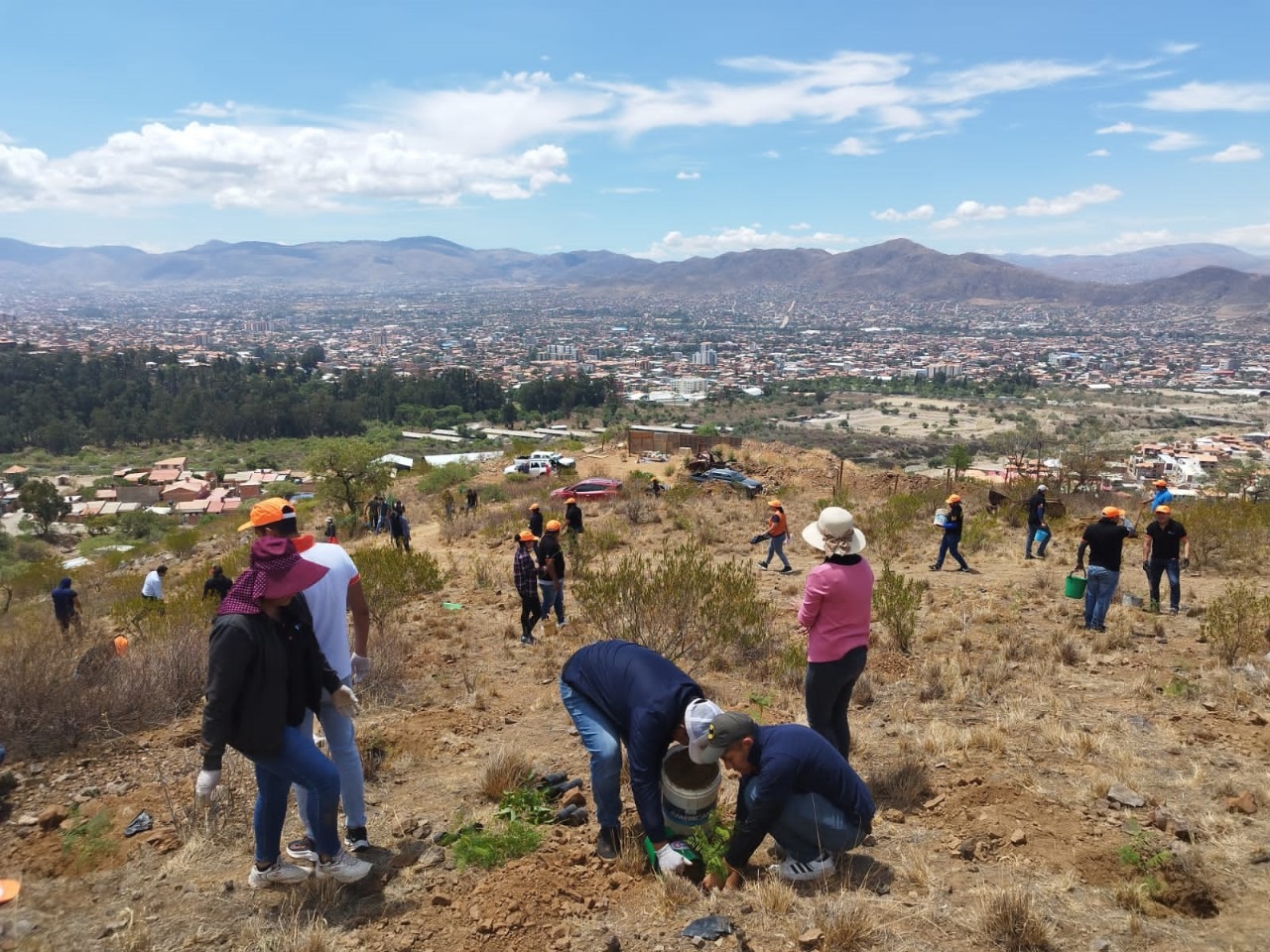 Éxito en Ecolimpieza y Forestación en la zona Chaqui Mayo del Parque Tunari