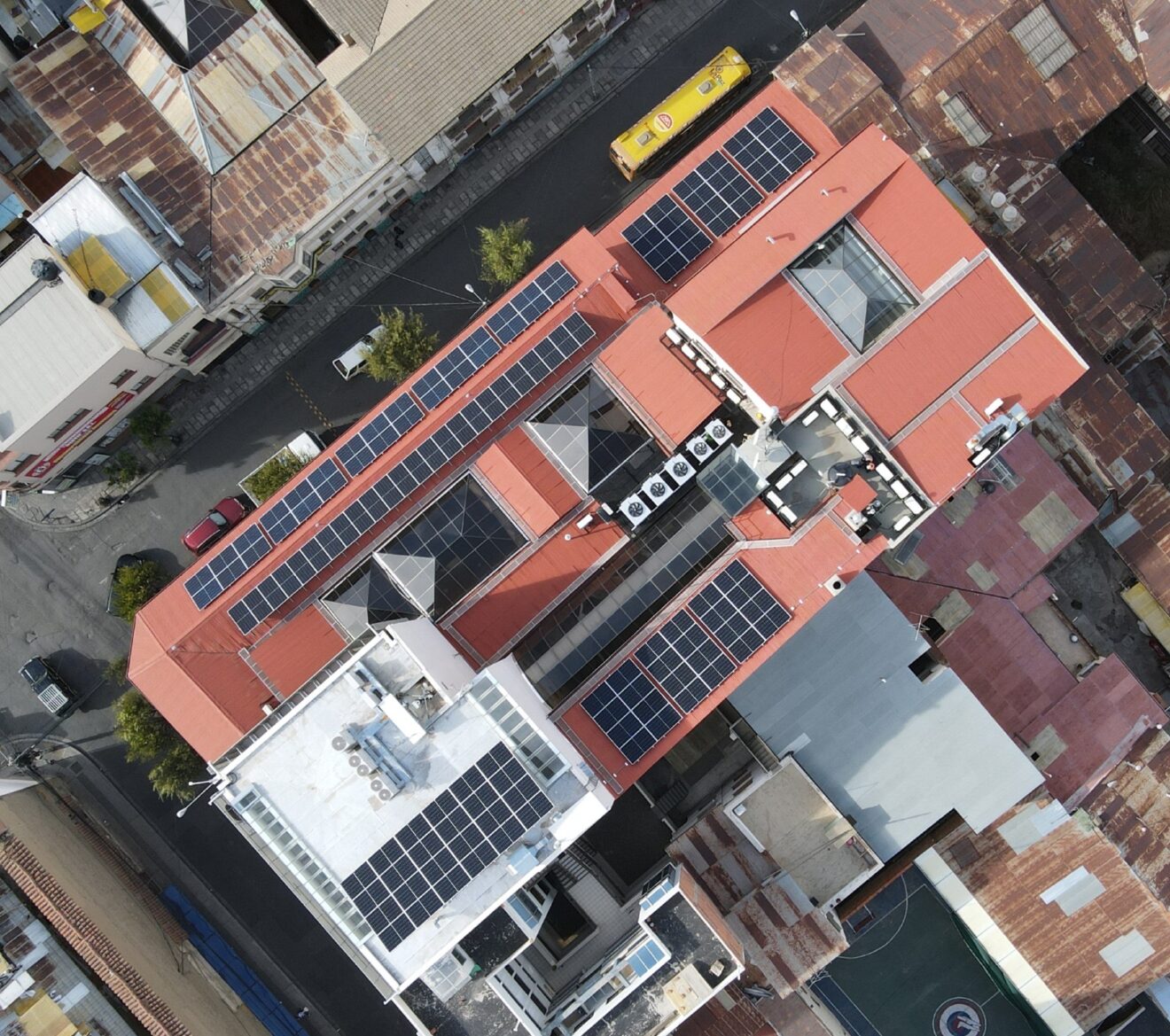 BancoSol inaugura su primer sistema fotovoltaico en su Oficina Nacional de La Paz y arranca su ruta de transición energética