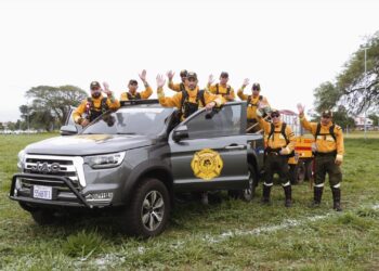 Imcruz y JAC apoyan a bomberos forestales con camionetas para movilizarse en las tareas de prevención y control de incendios