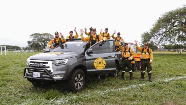 Imcruz y JAC apoyan a bomberos forestales con camionetas para movilizarse en las tareas de prevención y control de incendios