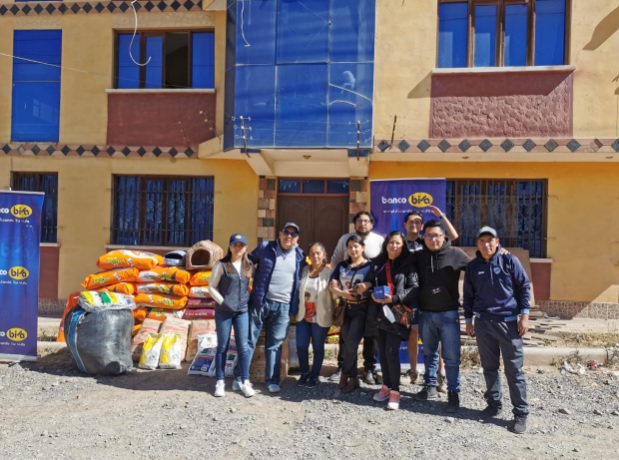Trabajadores de Banco BISA recaudaron más de cinco toneladas de ayuda para albergues de animales.